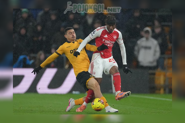 Aksi Andre dan Noni Madueke yang saling sikut berebut bola pada laga Wolverhampton vs Arsenal di Stadion Molineux, 19 Februari 2026.