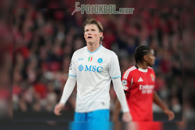 Aksi Scott McTominay membela Napoli dalam babak fase liga Liga Champions saat menghadapi Benfica di Lisbon, Rabu, 10 Desember 2025.