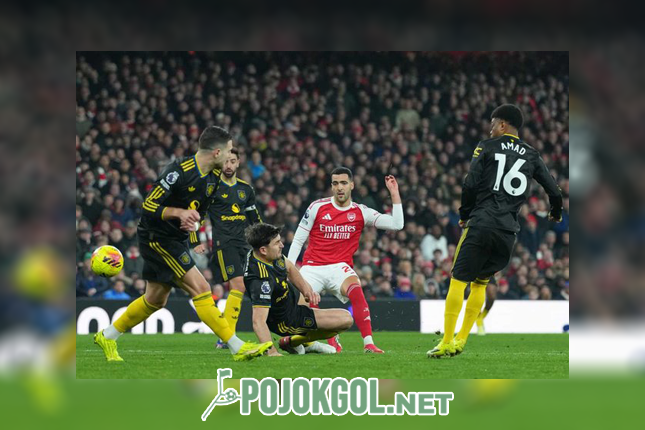 Aksi pemain Arsenal, Mikel Merino (tengah), saat mencoba menjebol gawang Manchester United di laga Premier League, Minggu (25-1-2026).