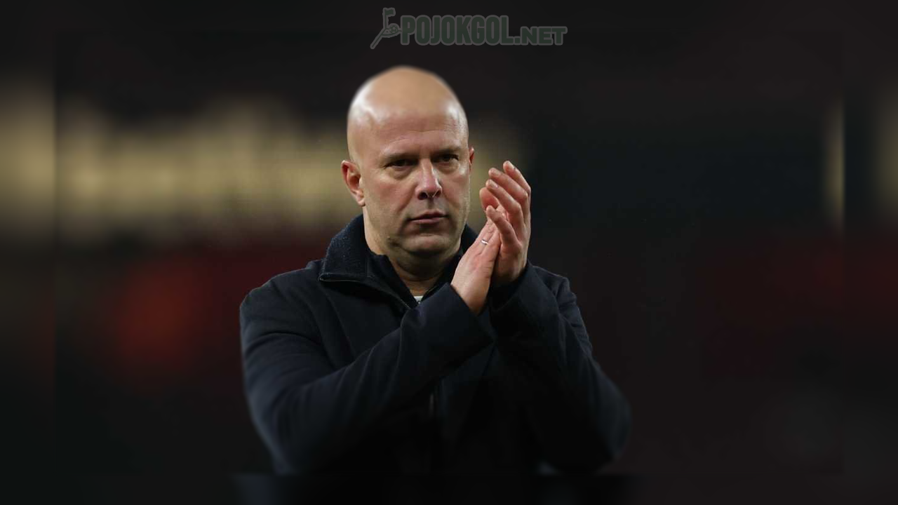 Arne Slot, sang manajer Liverpool, terlihat melangkah keluar lapangan setelah laga kontra Arsenal di Liga Inggris selesai pada Jumat (9-1-2026).