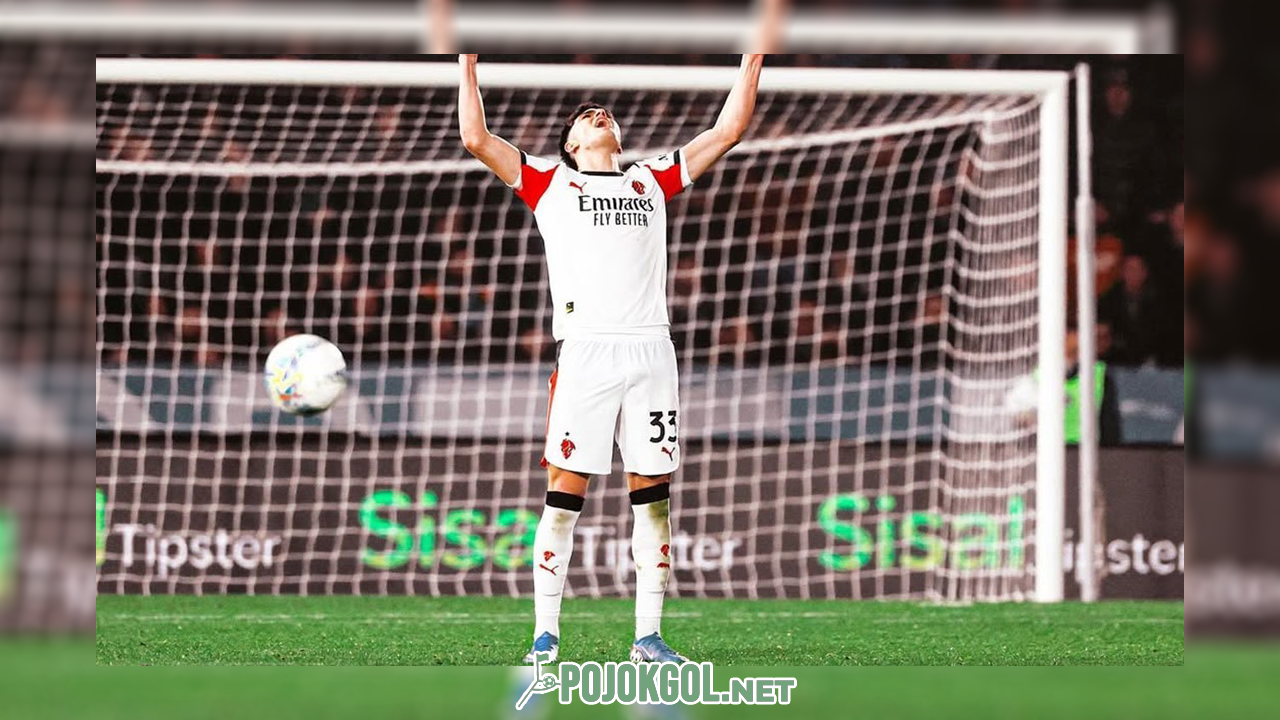 Davide Bartesaghi dari AC Milan terlihat merayakan kemenangan tepat setelah peluit panjang berbunyi di laga kontra Pisa, Jumat, 13 Februari 2026.
