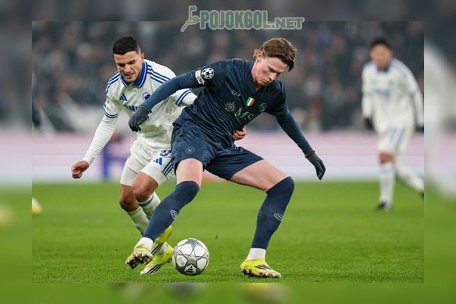 Duel perebutan bola antara Mohamed Elyounoussi dari FC Copenhagen (kiri) dengan penggawa Napoli, Scott McTominay, di ajang Liga Champions pada Rabu (21-1-2026).