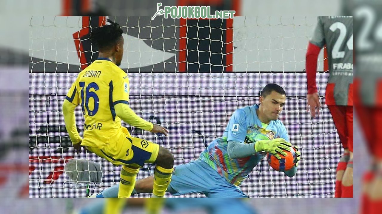 Emil Audero, penjaga gawang Cremonese, berhasil menepis bola dalam laga Serie A kontra Hellas Verona pada Selasa (20-1-2026).