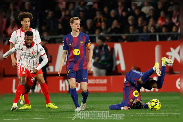 Lamine Yamal dari Barcelona tampak tersungkur di dekat Frenkie de Jong dan pemain Girona, Thomas Lemar, saat kedua tim bentrok di laga Liga Spanyol hari Selasa (17-2-2026).