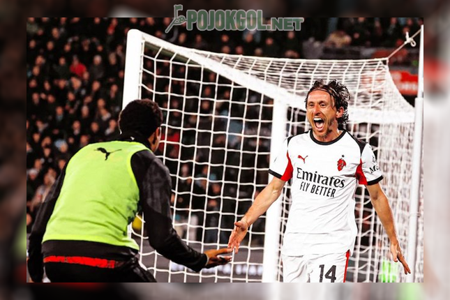 Luka Modric (sebelah kanan) tampak bersukacita merayakan golnya untuk AC Milan dalam lanjutan Serie A melawan Pisa, Jumat, 13 Februari 2026.