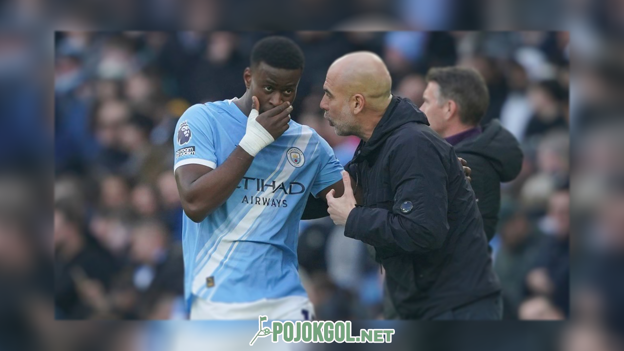 Marc Guehi, pemain Manchester City (kiri), terlihat sedang mengobrol dengan sang pelatih, Pep Guardiola, di sisi lapangan saat duel Liga Inggris antara Man City melawan Wolves pada 24 Januari 2026.