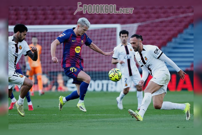 Momen Dani Olmo (tengah) lagi duel rebutan bola bareng Vedat Muriqi (kanan) di laga Barcelona vs Mallorca, 7 Februari 2026.