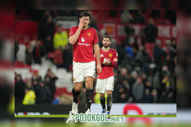 Momen Harry Maguire meninggalkan lapangan usai pertandingan putaran ketiga Piala FA antara Manchester United kontra Brighton di Old Trafford pada 11 Januari 2026.