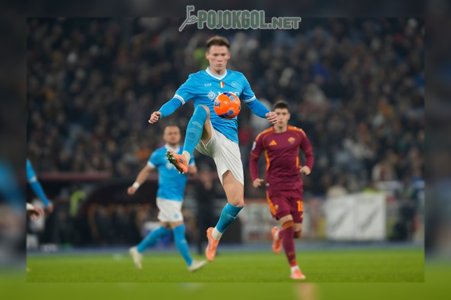 Momen Scott McTominay saat menggiring bola di tengah pertandingan Serie A antara Roma melawan Napoli di Roma pada Minggu, 30 November 2025.