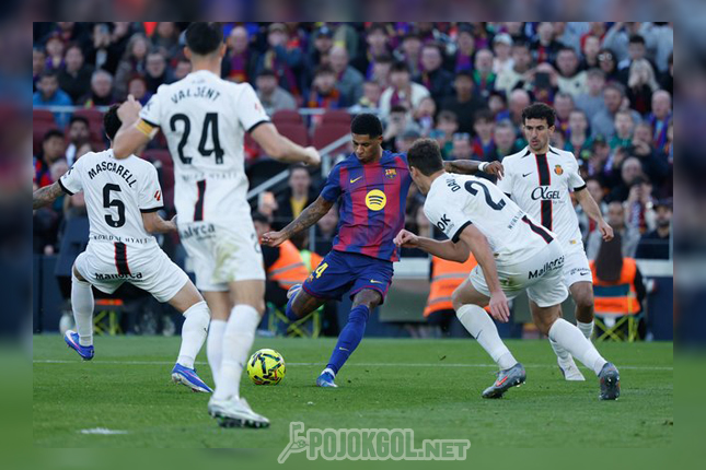 Pemain Barcelona, Marcus Rashford (tengah), terlihat sedang menendang bola ke arah gawang lawan pada pertandingan melawan Mallorca di ajang La Liga, 7 Februari 2026.