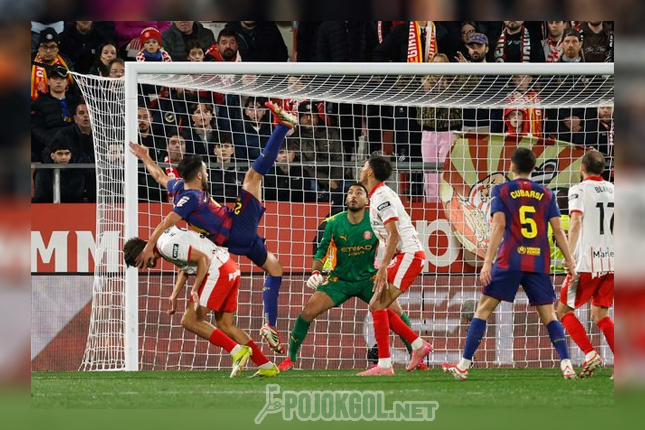 Pemain Girona, Hugo Rincon, terlihat berduel sengit memperebutkan bola dengan Eric Garcia dari Barcelona dalam lanjutan La Liga hari Selasa (17-2-2026).