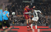 Adu mekanik antara Niccolo Pisilli dan Jonathan David mewarnai duel AS Roma kontra Juventus di Stadio Olimpico pada 2 Maret 2026.