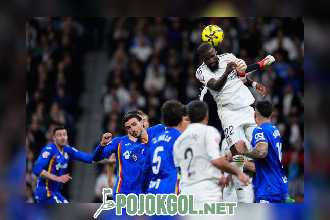 Aksi Antonio Rudiger saat berupaya membuang bola dalam duel antara Real Madrid melawan Getafe, Selasa (3-3-2026).