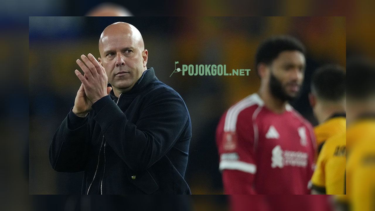 Arne Slot, pelatih Liverpool, setelah beres memimpin pertandingan lawan Wolves di Piala FA pada 7 Maret 2026.