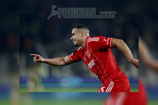 Bintang Fenerbahce, Anderson Talisca (kiri), lagi duel perebutan bola lawan bek Nottingham Forest, Murillo, di laga Liga Europa pada Jumat (19-2-2026) dini hari WIB.