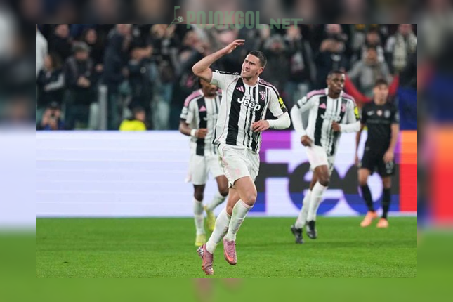 Bintang Juventus, Dusan Vlahovic, melakukan selebrasi setelah berhasil membobol gawang Sporting Lisbon di partai Liga Champions pada Rabu, 5 November 2025.