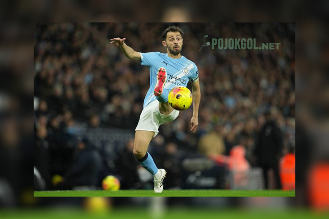 Bintang Manchester City, Bernardo Silva, terlihat sedang mengontrol bola dalam laga Premier League kontra Newcastle pada Minggu (22-2-2026) dini hari WIB.