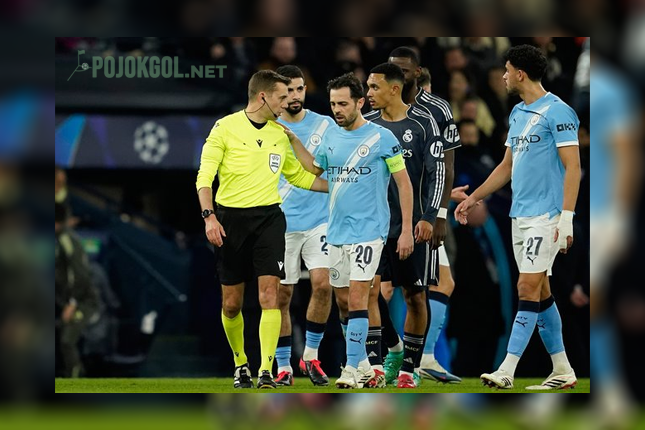 Clement Turpin memberi penjelasan ke Bernardo Silva setelah mengganjarnya kartu merah saat Man City menjamu Real Madrid di 16 besar Liga Champions, 18 Maret 2026.
