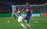 Di pertandingan Barca lawan Newcastle, Joelinton berusaha mengambil bola yang lagi dibawa Lamine Yamal.