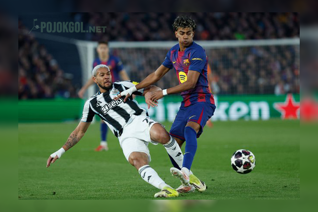 Di pertandingan Barca lawan Newcastle, Joelinton berusaha mengambil bola yang lagi dibawa Lamine Yamal.