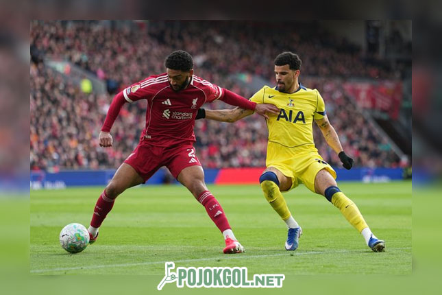 Dominic Solanke berusaha nyolong bola dari Joe Gomez pas laga Liverpool kontra Tottenham berlangsung.