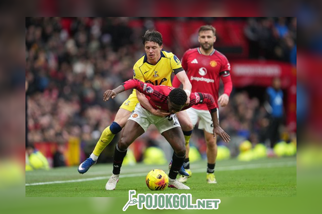 Duel Conor Gallagher dari Tottenham saat mencoba menghentikan pergerakan pemain MU, Kobbie Mainoo, di pertandingan Liga Inggris tanggal 7 Februari 2026.