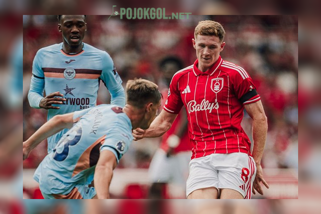 Gaya Elliot Anderson pas lagi duel lawan Brentford di lapangan.