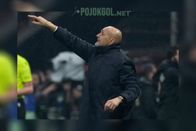 Juru taktik Juventus, Luciano Spalletti, terlihat sibuk memberikan arahan kepada pasukannya di tengah laga kontra Galatasaray dalam ajang Liga Champions.
