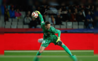 Kiper Barcelona, Wojciech Szczesny, lagi oper bola saat duel lawan Atletico Madrid di semifinal Copa del Rey, Selasa (25 Februari 2025).