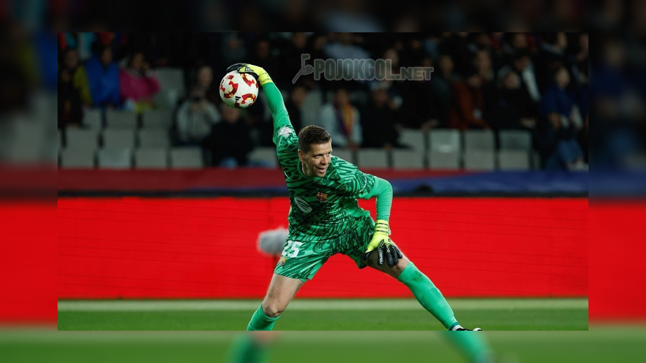 Kiper Barcelona, Wojciech Szczesny, lagi oper bola saat duel lawan Atletico Madrid di semifinal Copa del Rey, Selasa (25 Februari 2025).