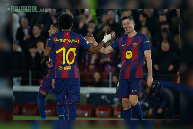 Lamine Yamal langsung nyamperin Robert Lewandowski buat kasih selamat setelah golnya ke gawang Newcastle.