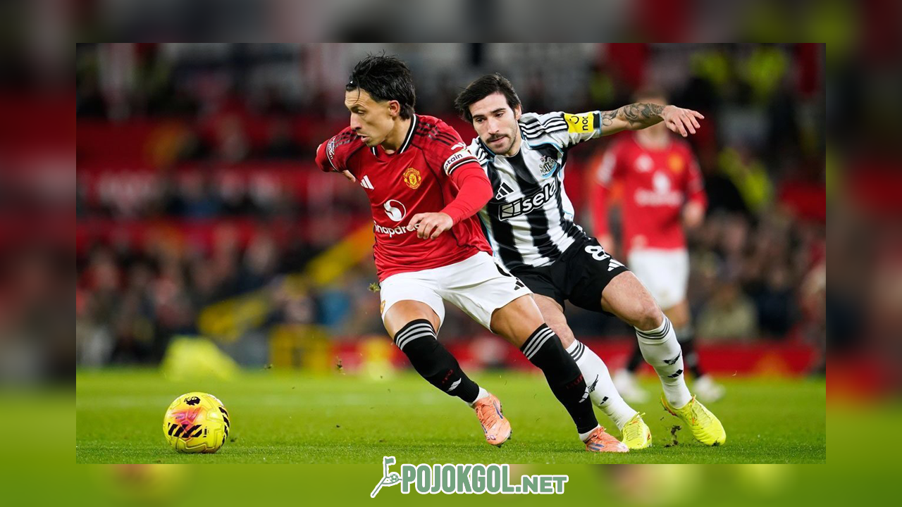 Lisandro Martinez dari MU (kiri) tampak sedang berduel memperebutkan bola dengan penggawa Newcastle, Sandro Tonali, saat kedua tim bertemu di Premier League pada 26 Desember 2025.