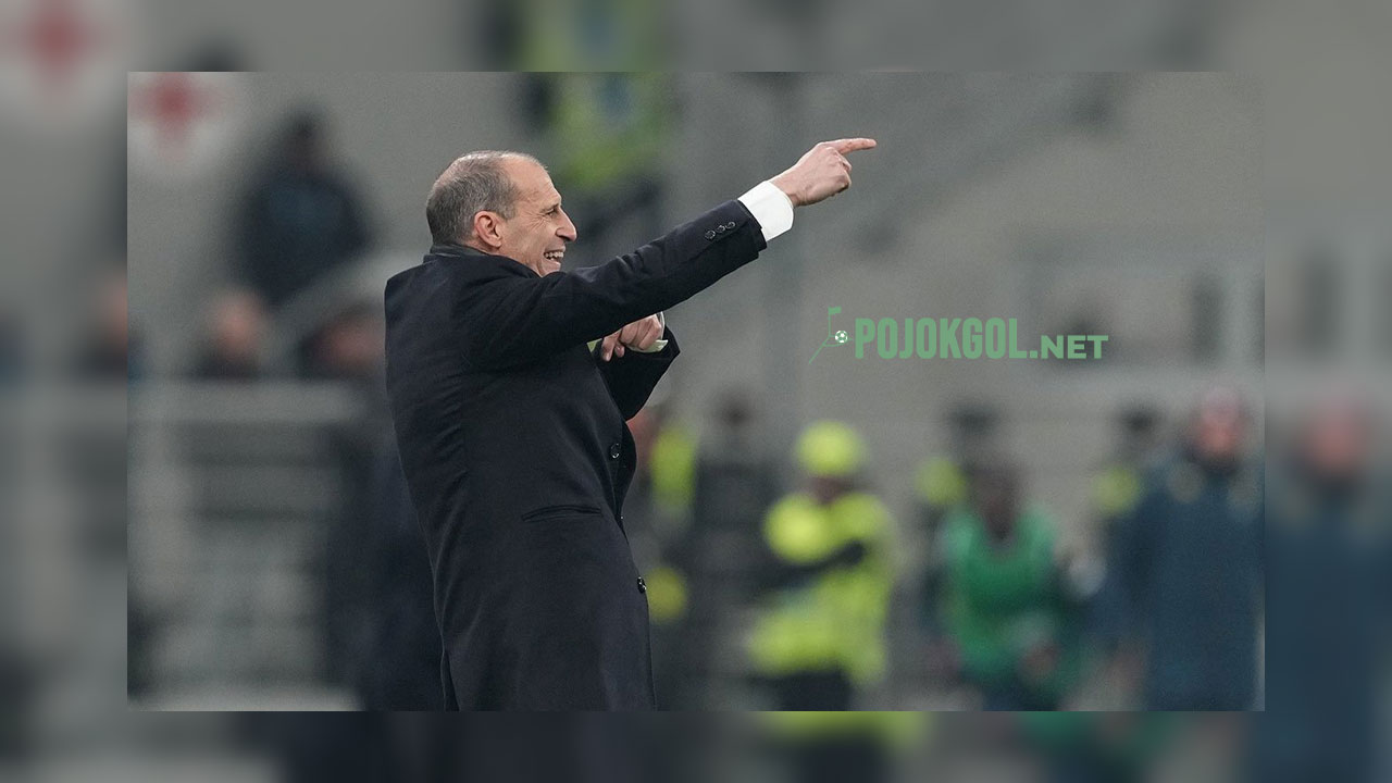 Massimiliano Allegri, sang pelatih AC Milan, terlihat sibuk memberi instruksi saat timnya menghadapi Genoa pada 9 Januari 2026.