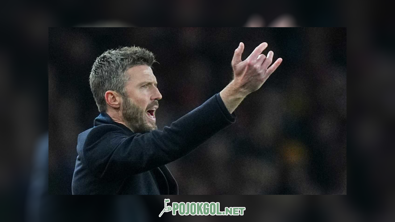 Michael Carrick, bos Manchester United, terlihat sibuk memberikan instruksi dari pinggir lapangan waktu Setan Merah menjamu Arsenal, Minggu (25-1-2026)
