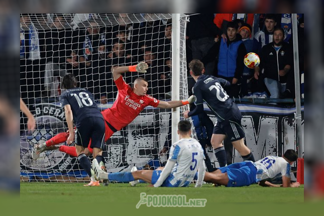 Momen Andriy Lunin jatuh bangun menyelamatkan gawang di pertandingan Copa del Rey waktu Real Madrid lawan Talavera, Kamis (18 Desember 2025).