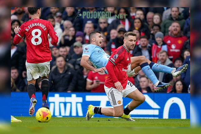 Momen Luke Shaw, bek MU, ngelanggar gelandang City, Rodrigo, pas Derby Manchester di Old Trafford tanggal 17 Januari 2026.