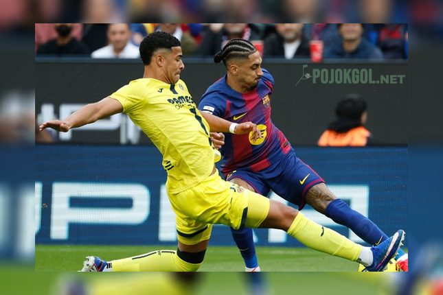 Momen Santiago Mourino (sebelah kiri) yang lagi berusaha nyolong bola dari kaki Raphinha di pertandingan Barcelona kontra Villarreal.