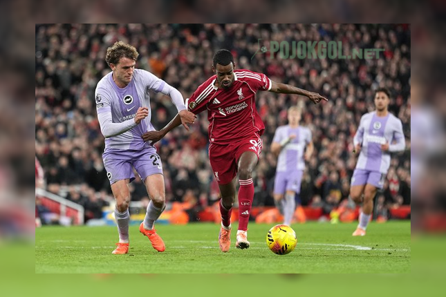 Momen duel perebutan bola antara punggawa Brighton, Mats Wieffer, dengan striker Liverpool, Alexander Isak, pada 14 Desember 2025.