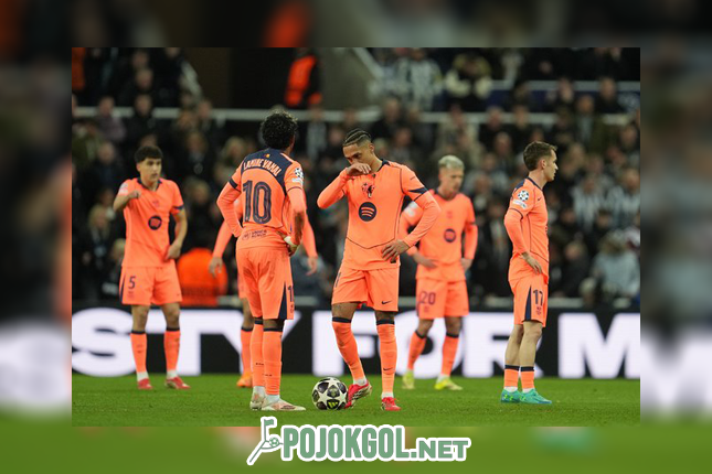 Para pemain Barcelona tampak terpukul setelah Harvey Barnes mencetak gol dalam laga leg pertama 16 besar Liga Champions di St James Park, 11 Maret 2026.