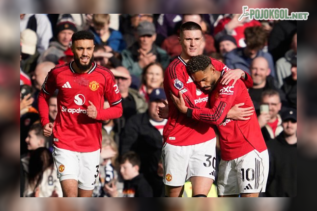 Para pemain Manchester United tampak bersuka cita merayakan gol yang dicetak Benjamin Sesko ke gawang Crystal Palace pada hari Minggu (1-3-2026).