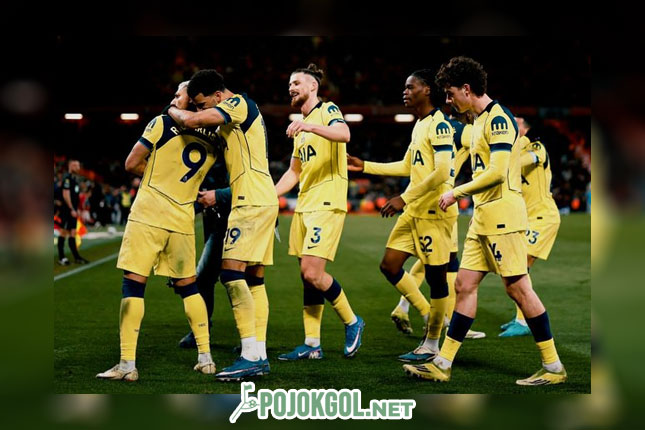 Para pemain Tottenham ngerayain gol yang dicetak Richarlison ke gawang Liverpool pada hari Minggu (15-3-2026).