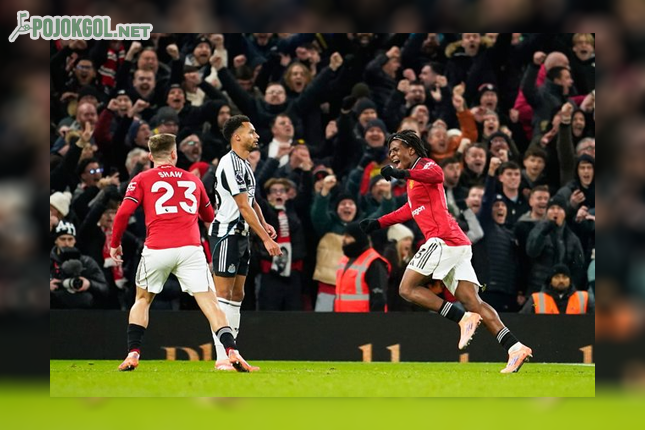 Pemain MU, Patrick Dorgu (kanan), terlihat merayakan golnya dalam duel panas Premier League melawan Newcastle pada 26 Desember 2025.