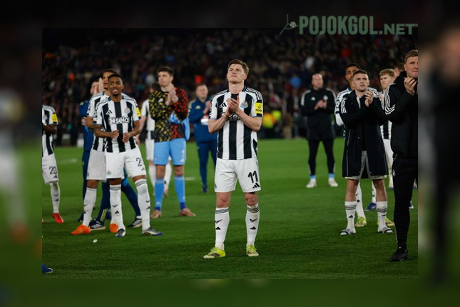 Pemain Newcastle United, Harvey Barnes, bertepuk tangan ke arah suporter setelah pertandingan leg kedua babak 16 besar Liga Champions kontra Barcelona, Rabu (18-3-2026).