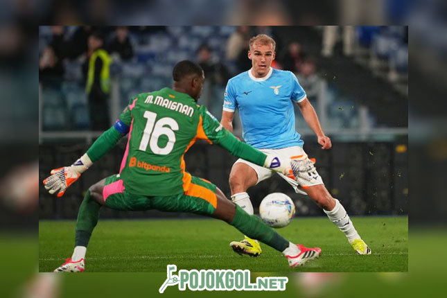 Pemain sayap Lazio, Gustav Isaksen, melesatkan tendangan yang tidak sanggup dibendung oleh Mike Maignan dalam duel antara Lazio dan AC Milan.