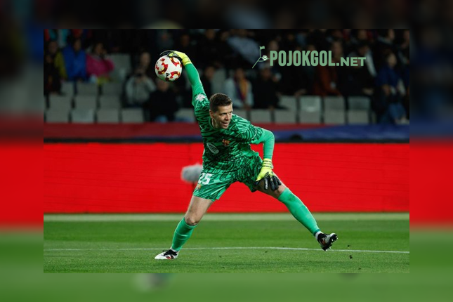 Penjaga gawang Barcelona, Wojciech Szczesny, kelihatan lagi bagi bola di tengah laga semifinal Copa del Rey kontra Atletico Madrid, Selasa (25-2-2025).