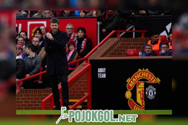 Sambil berdiri di area teknis, Michael Carrick selaku pelatih MU terus mengamati setiap pergerakan timnya saat bertanding melawan Crystal Palace, Minggu (1-3-2026).