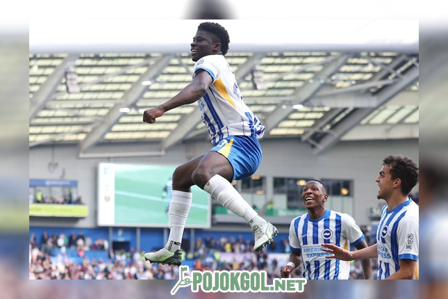 Selebrasi seru Carlos Baleba bareng rekan-rekan setimnya di Brighton setelah berhasil mencetak gol.