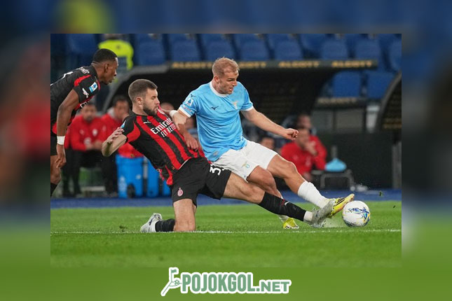 Strahinja Pavlovic, pemain bertahan AC Milan, berupaya mencuri bola dari penguasaan Gustav Isaksen di pertandingan Lazio kontra AC Milan.