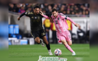 Striker Inter Miami, Lionel Messi (10), lagi beraksi gocek bola melewati gelandang LAFC, Mathieu Choiniere, dalam lanjutan laga MLS tanggal 22 Februari 2026.