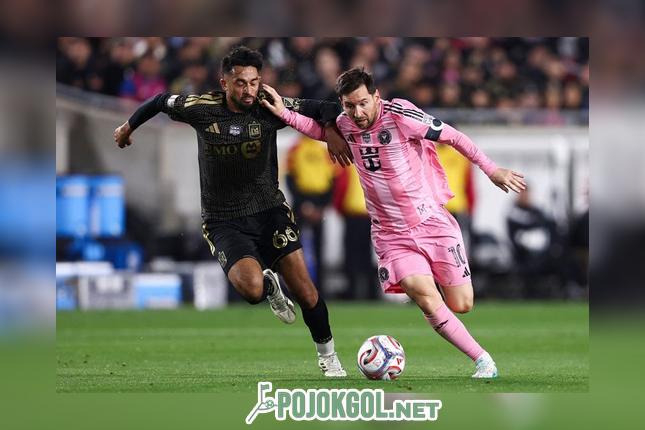 Striker Inter Miami, Lionel Messi (10), lagi beraksi gocek bola melewati gelandang LAFC, Mathieu Choiniere, dalam lanjutan laga MLS tanggal 22 Februari 2026. 